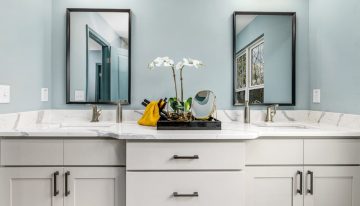 Ako si vybrať ideálne zrkadlo do kúpeľne: kompletný sprievodca